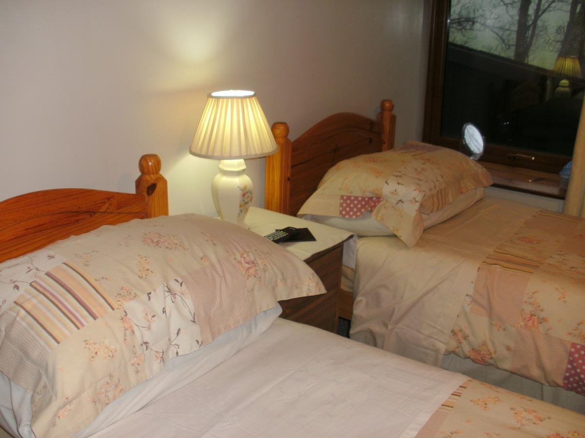 Beudy Bach Bed and Breakfast Cross Hands Esterno foto